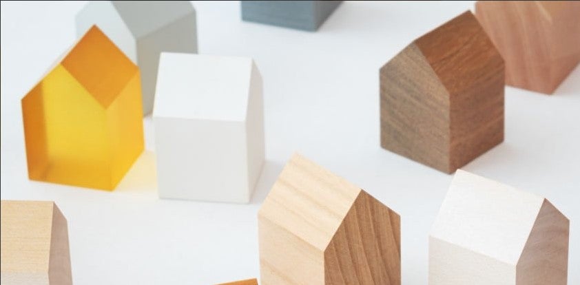 Piccole forme a casetta in legno