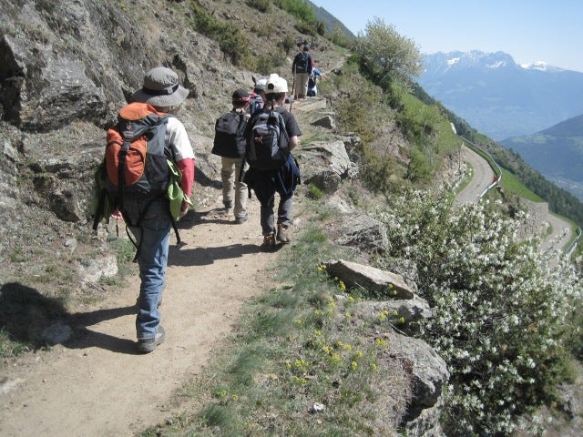 Escursionisti sul sentiero Alta via di Merano