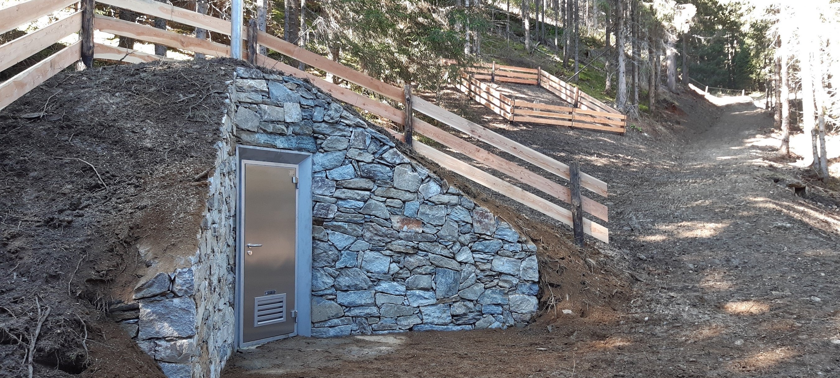 L' approvvigionamento di acqua potabile ed antiincendio è di essenziale importanza. 