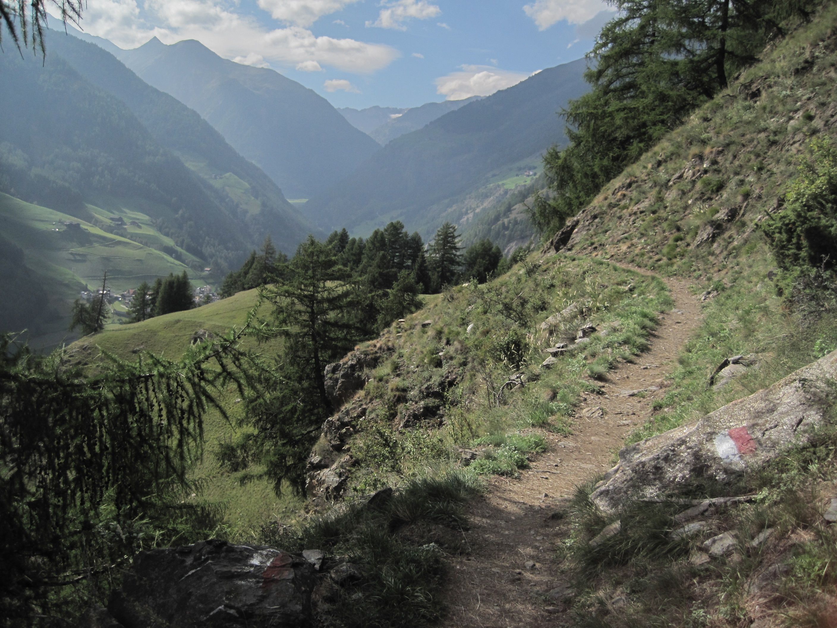 Wanderweg im Naturpark Texelgruppe