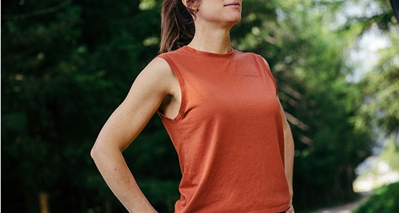 Una persona si rilassa passeggiando lungo un sentiero e respirando aria pura. (Foto: USP/Benjamin Pfitscher)
