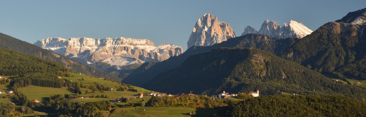 Lajon con sullo sfondo il Gruppo del Sella, il Sassolungo e il Sassopiatto 