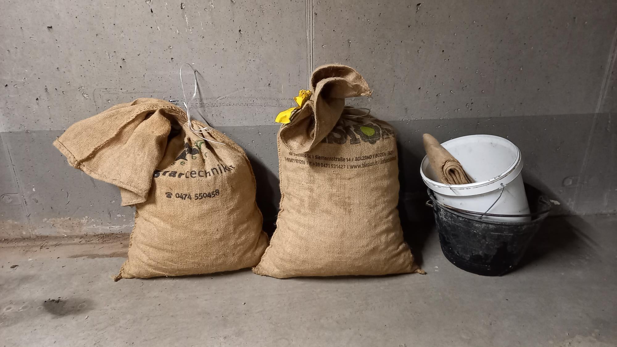 Sachi di juta pieni di coni