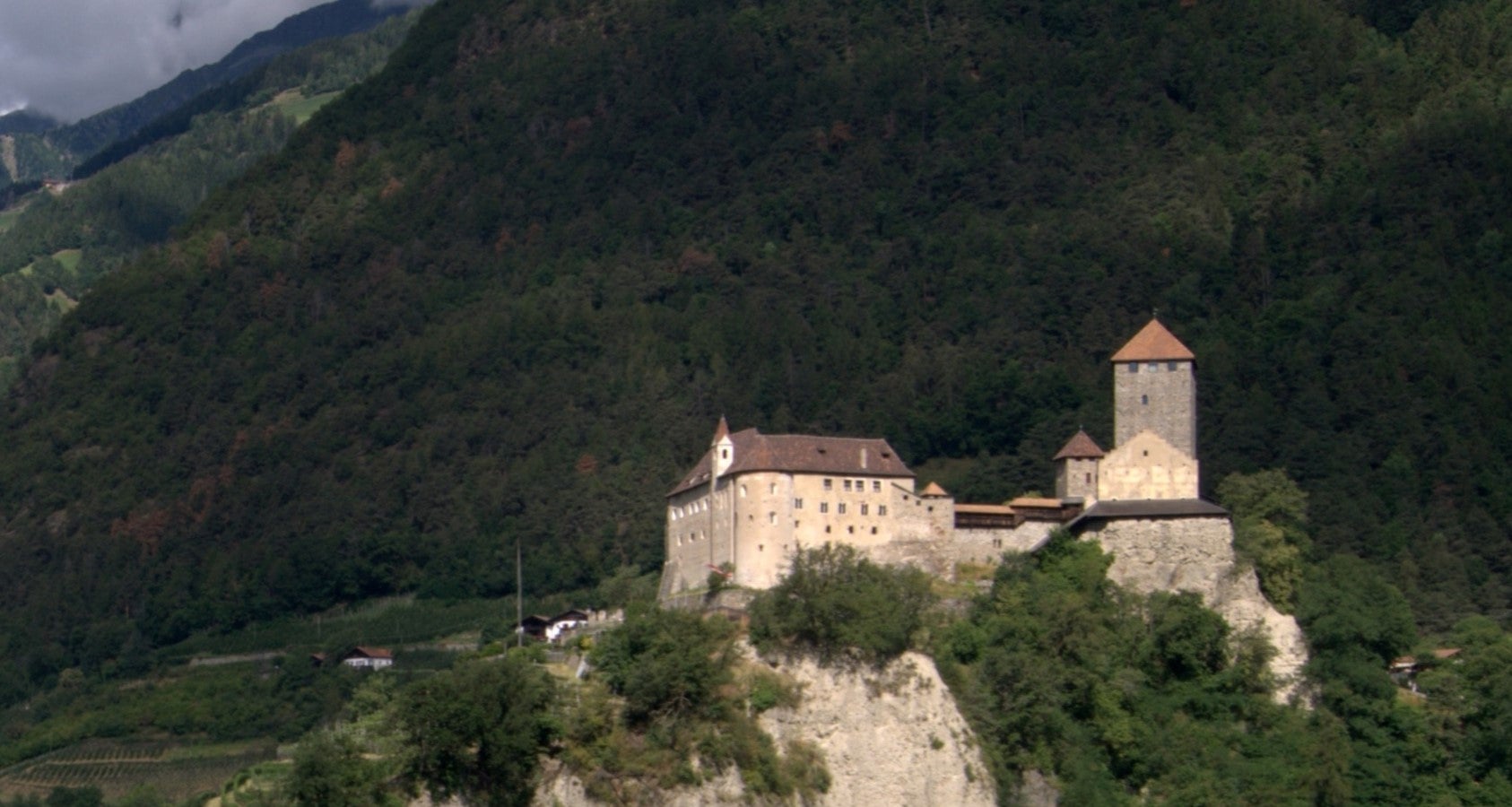 Veduta di Castel Tirolo presso Merano