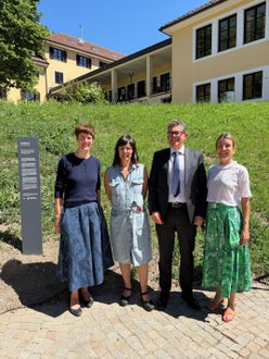 100 Jahre Fachschule für Landwirtschaft, Hauswirtschaft und Ernährung Dietenheim (von links): die Direktorin der Fachschule Dietenheim Gertraud Aschbacher, Künstlerin Claudia Barcheri, Georg Oberhollenzer von der Raika Bruneck, Lisa Trockner vom Künstlerbund