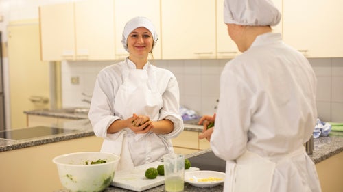 Schülerin beim Kochen an der Fachschule für Hauswirtschaft und Ernährung