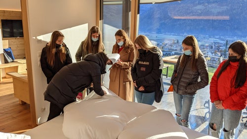 Schülerinnen schauen sich ein Zimmer an