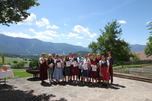 Gruppenbild TN der Bäuerinnenschule mit Landesbäuerin Antonia Egger (links außen) und Direktorin Gertraud Aschbacher (rechts außen)