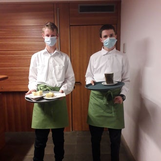 KostBar Schüler servieren