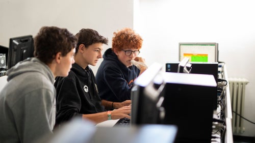 Schüler bei der Arbeit am PC