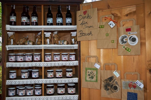 Schulladen Marmerlade Säfte im Kasten