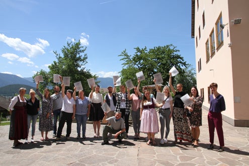 Freude der TN des Lehrgangs UaB über das Diplom nach 96 Lehrgangsstunden