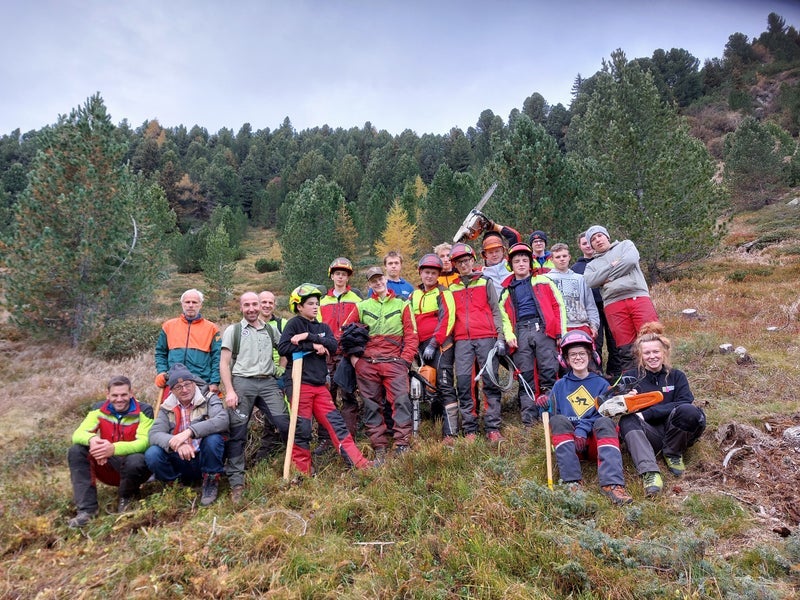 Gelungene Gemeinschaftsaktion: Die Schülerinnen und Schüler legten selbst Hand an, um die Ahornacher Bergwiesen zu entstrauchen. (Foto: LPA/Landesamt für Natur/Markus Kantioler)