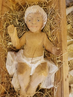 Jesuskind in der Krippe, Krippe von Künstler Jakob Oberhollenzer