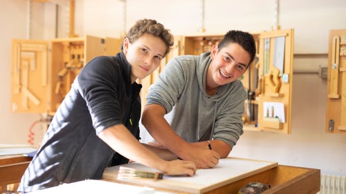 Schüler in der Holzwerkstatt der FS Dietenheim
