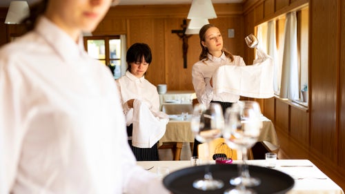 Schülerinnen im Fach Service an der Fachschule für Hauswirtschaft und Ernährung Dietenheim