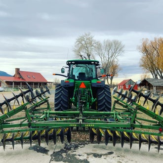 Traktor und Ackermaschine