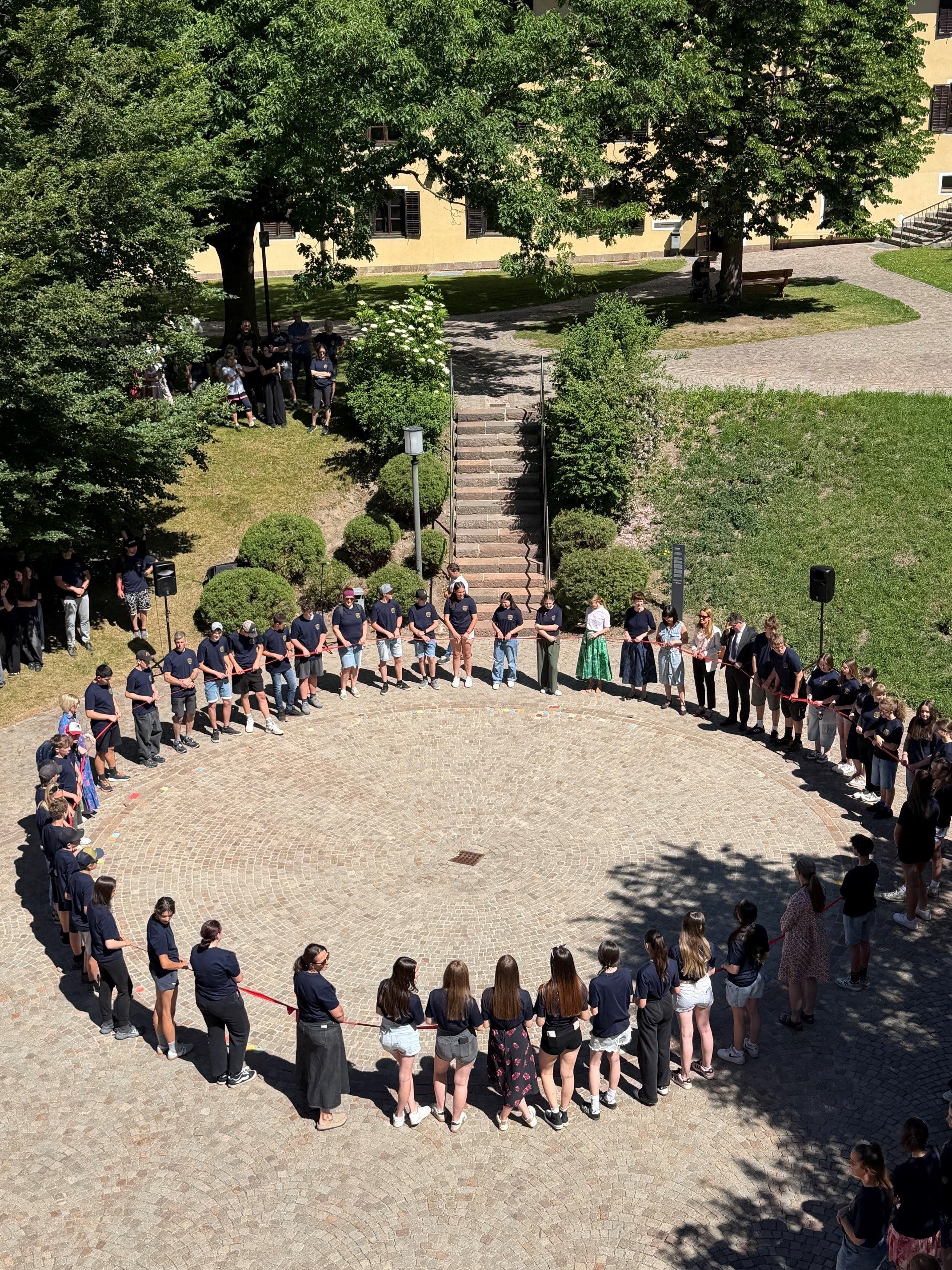 100 Jahre Fachschule für Landwirtschaft, Hauswirtschaft und Ernährung Dietenheim: Das Kunstwerk Kompass und die Schülerinnen und Schüler, die daran mitgewirkt haben.