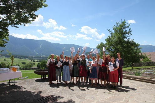 Freude der TN der Bäuerinnenschule  über den Erhalt des Diploms nach 300 Ausbildungsstunden 