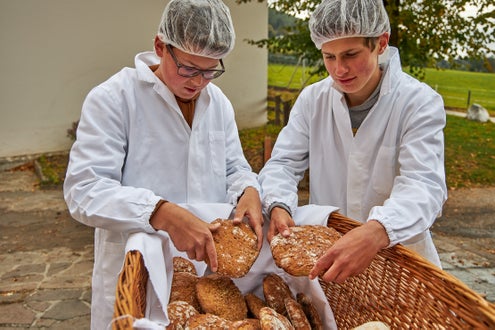 Schulladen Brotbacken Dietenheimer Breatl Schwarzbrot