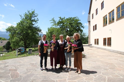 Blumen von Landesbäuerin Antonia Egger als Dankeschön für die Schule: Direktorin Gertraud Aschbacher, Martin Oberleiter, Christa Feichter und Gertrud Nußbaumer