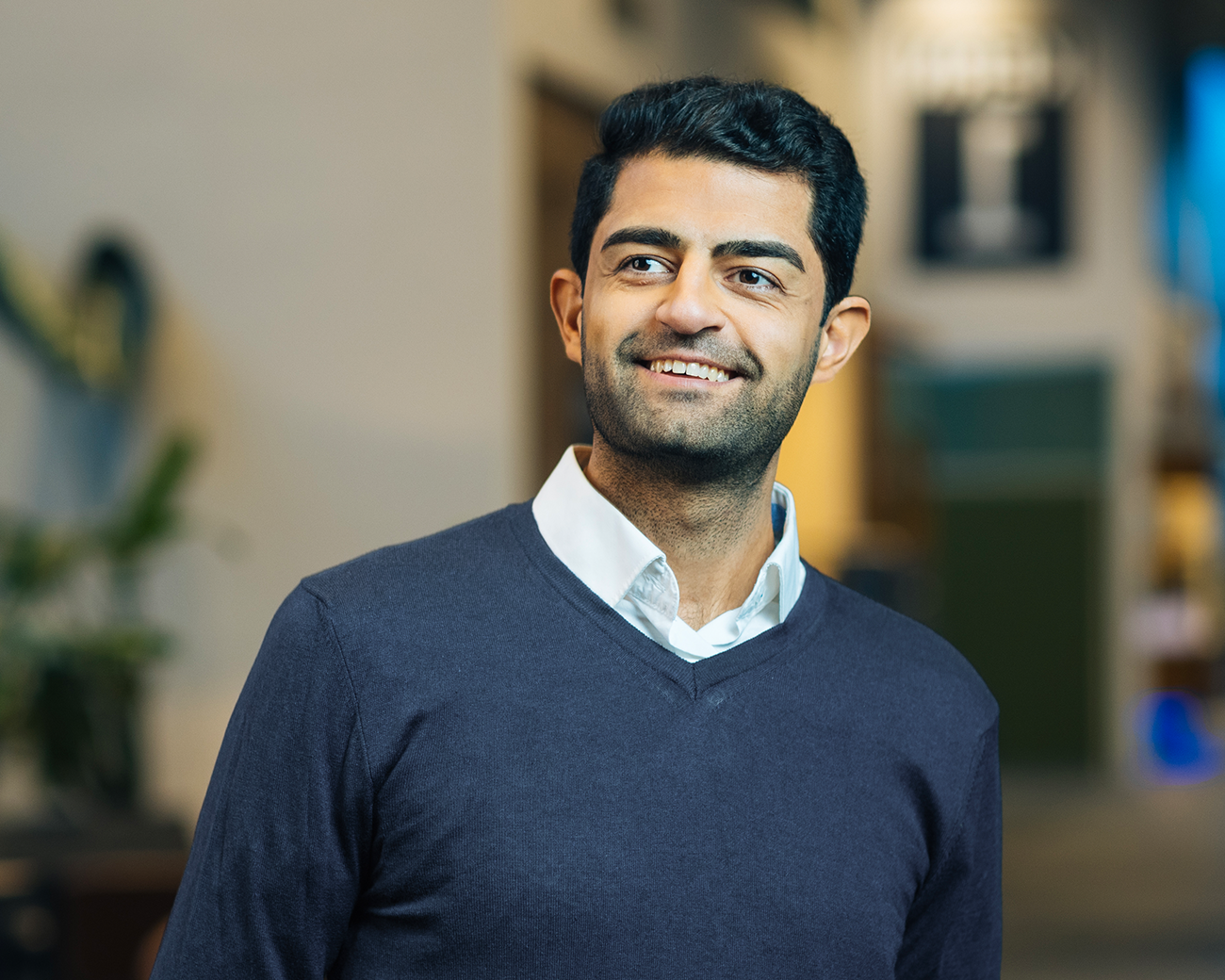 Lachende zakenman in business casual outfit