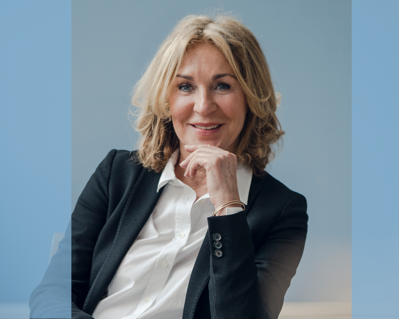 Ervaren supportprofessional kijkt lachend naar voren