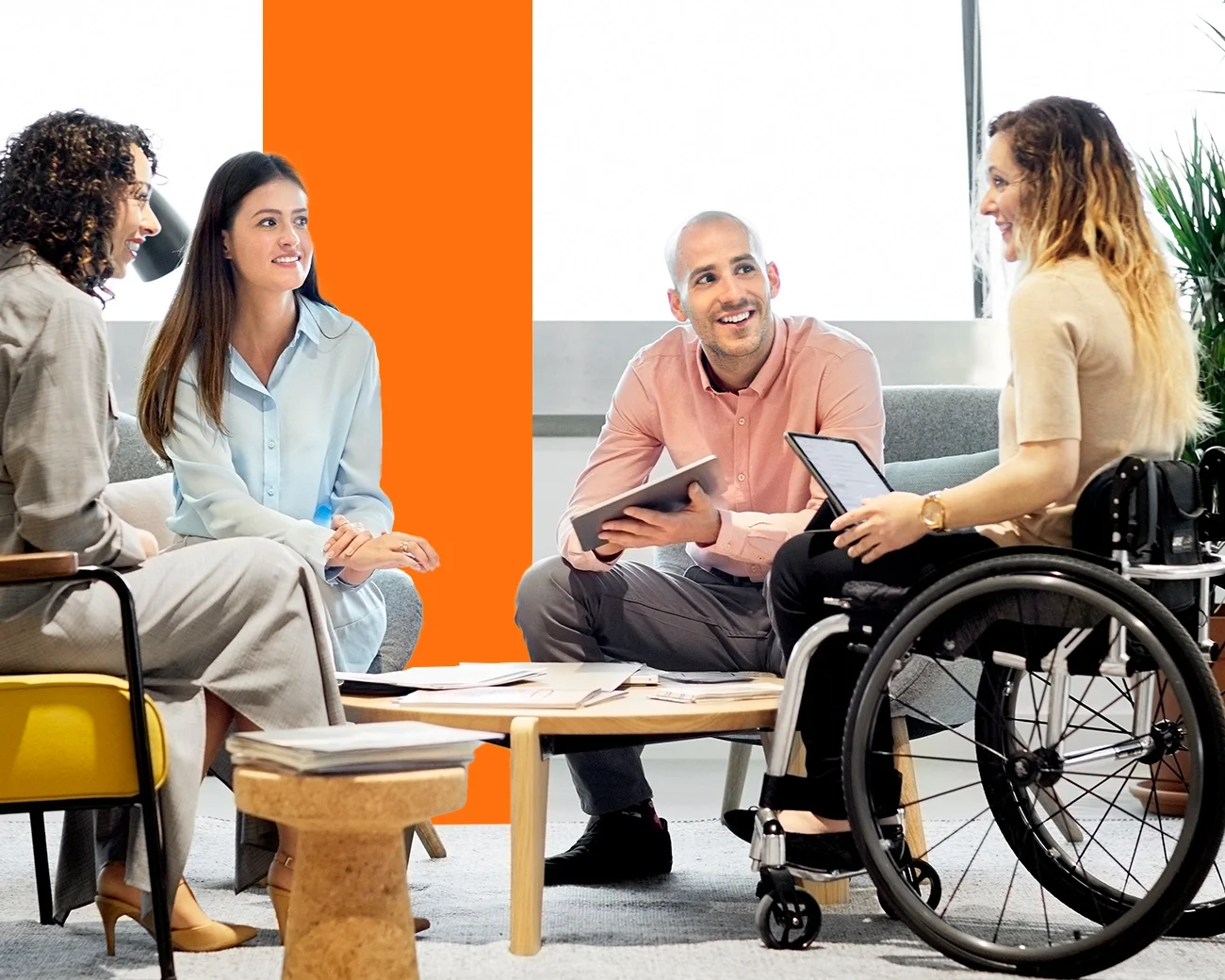 Personen zijn met elkaar in gesprek in een kantooromgeving