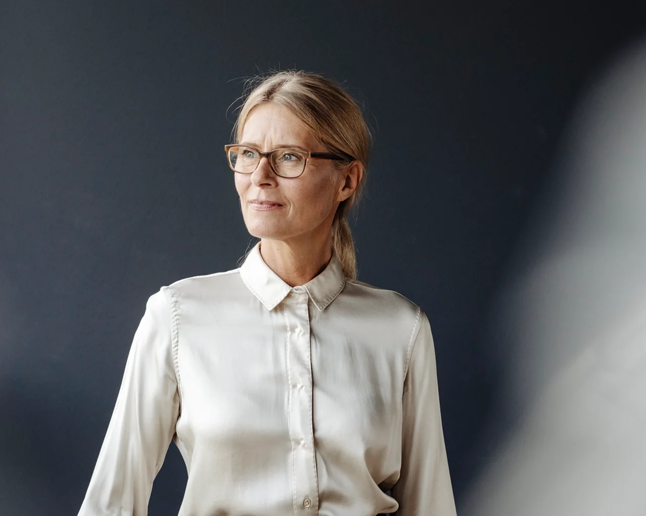 Vrouw met bril in gang