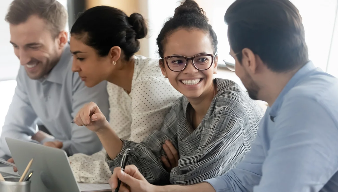 Groep collega's werkt samen en lacht met elkaar