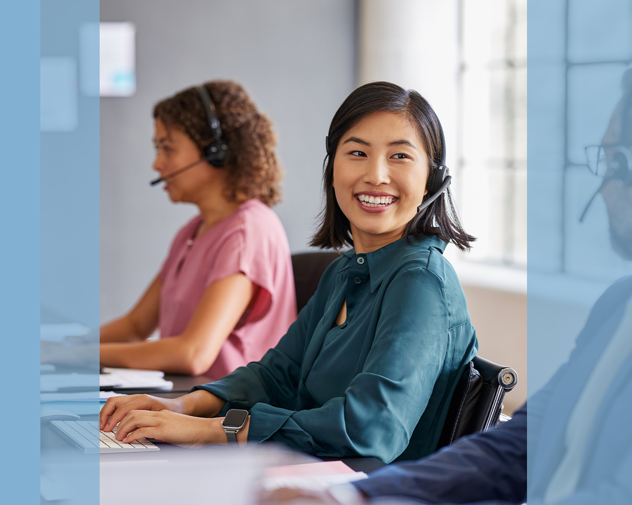 Supportprofessional in kantooromgeving telefonisch in gesprek