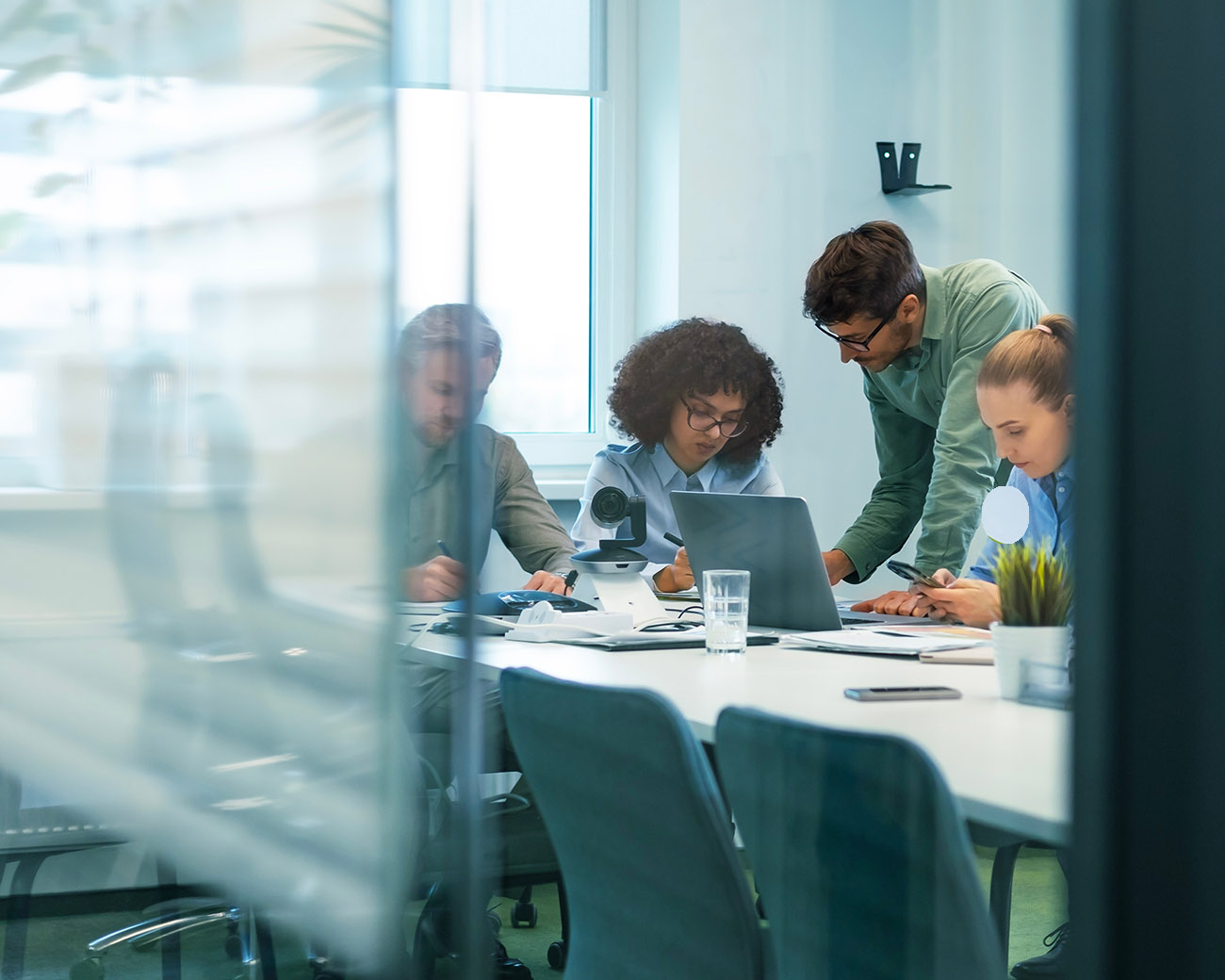 Mensen aan het samenwerken in vergaderzaal