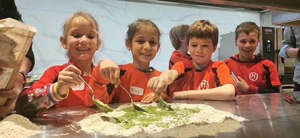 Vier kinderen aan de slag met eten maken