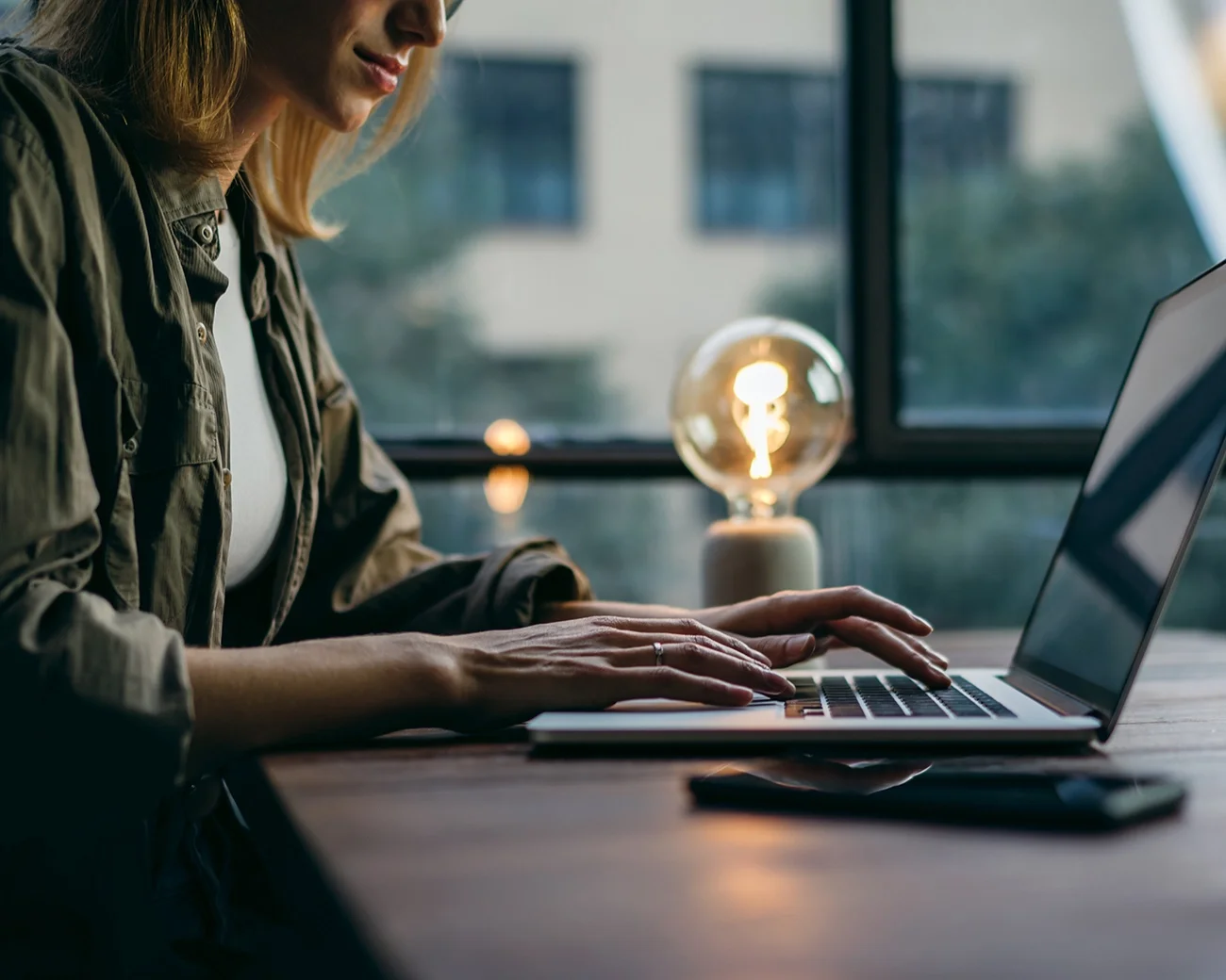 Vrouw schrijft een zakelijke e-mail.  