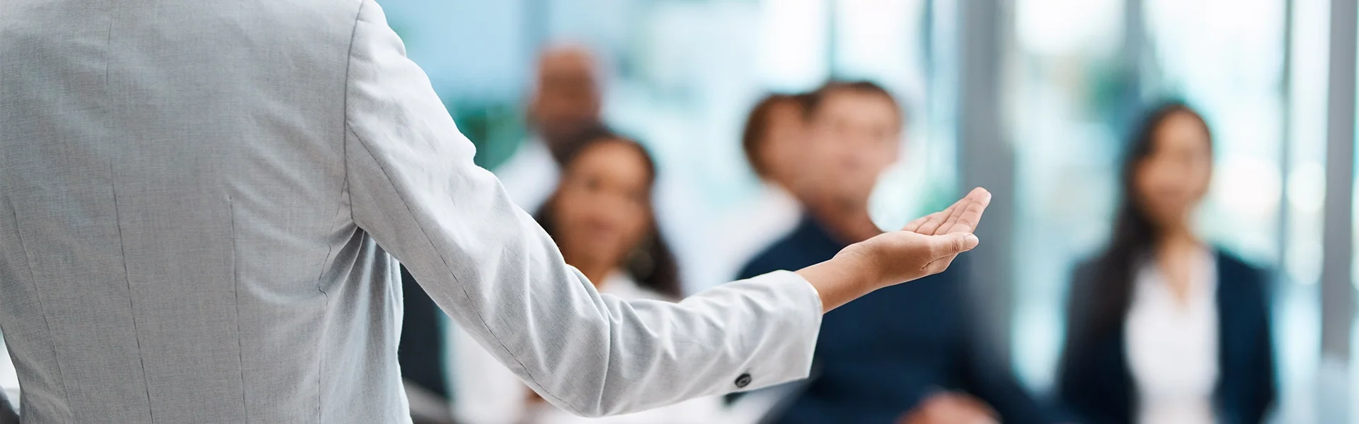 Man presenteert aan groep