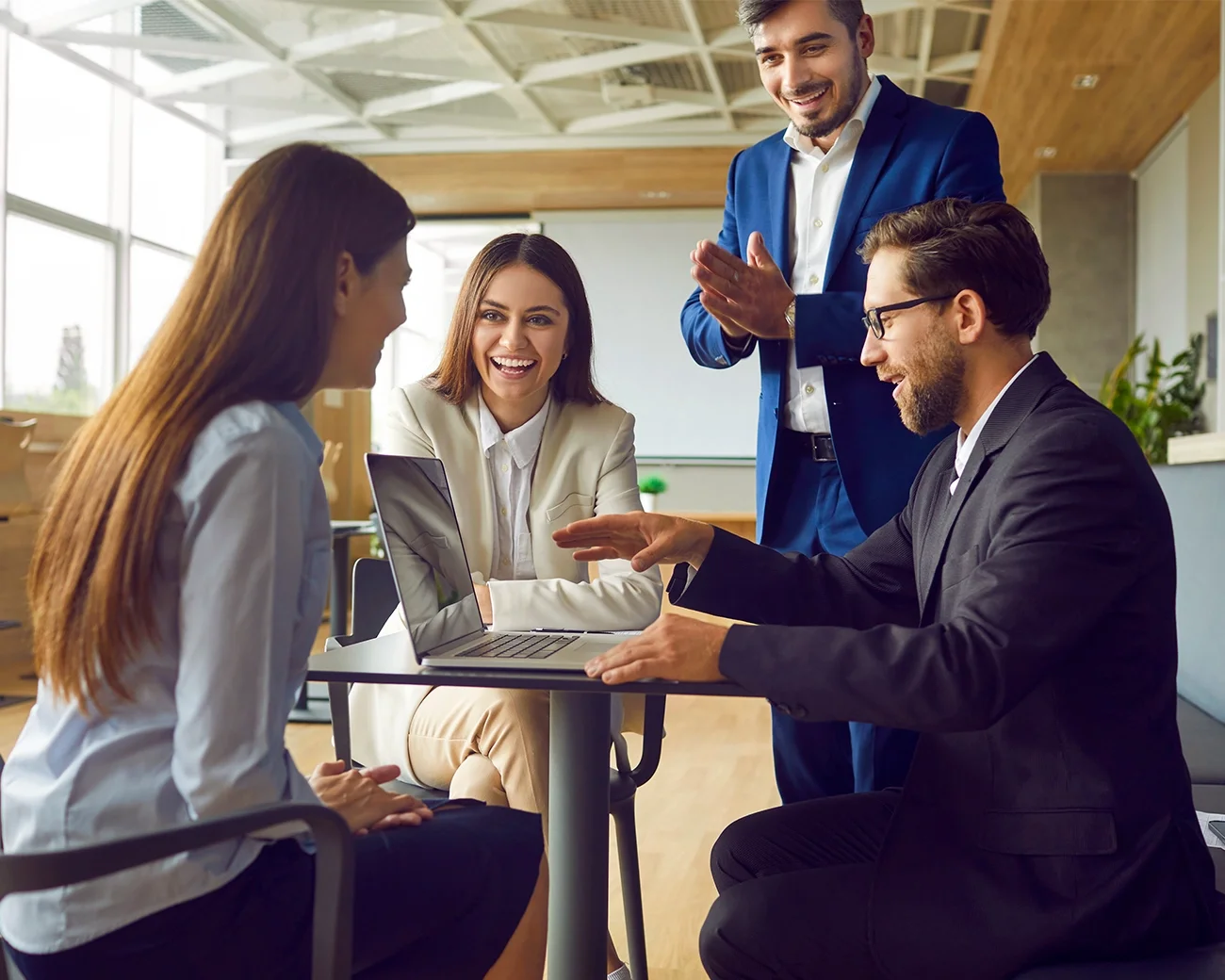 Collega's werken samen in een team