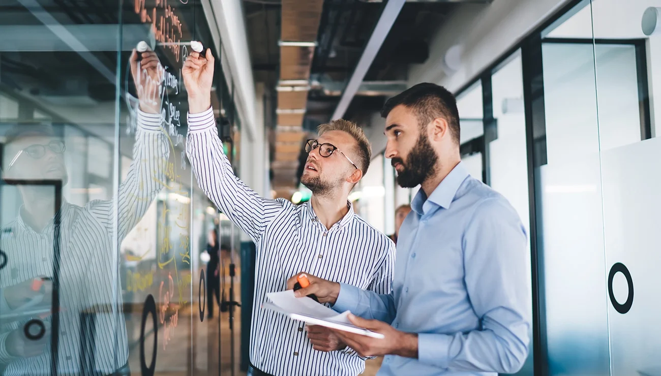 Mannelijke collega’s overleggen en plannen tijdens brainstorm