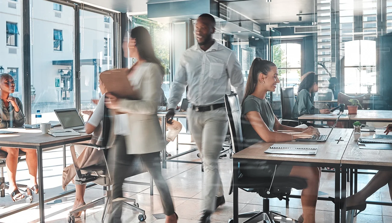 Kantoorruimte met collega’s die geconcentreerd samenwerken aan projecten in een moderne werkomgeving