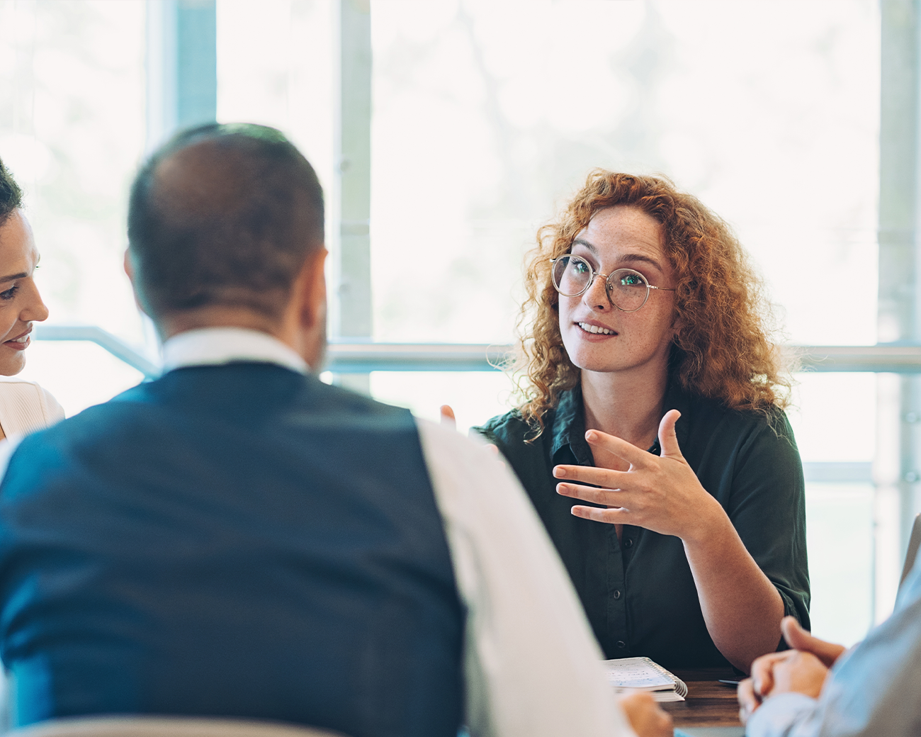 Dame zit in een afspraak en legt uit