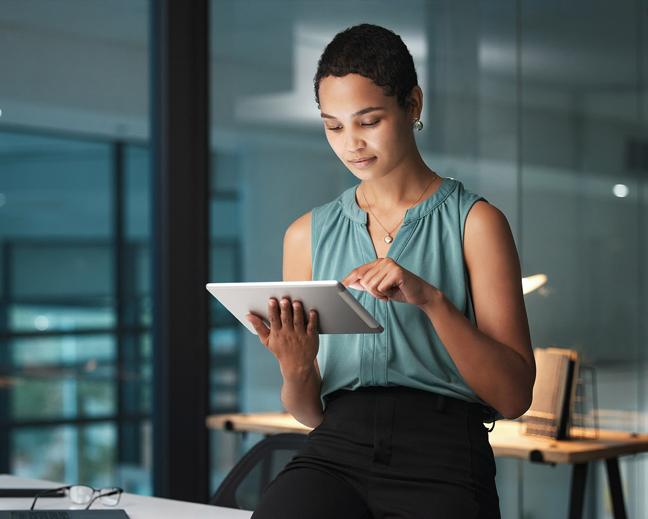 Vrouw met tablet in haar hand