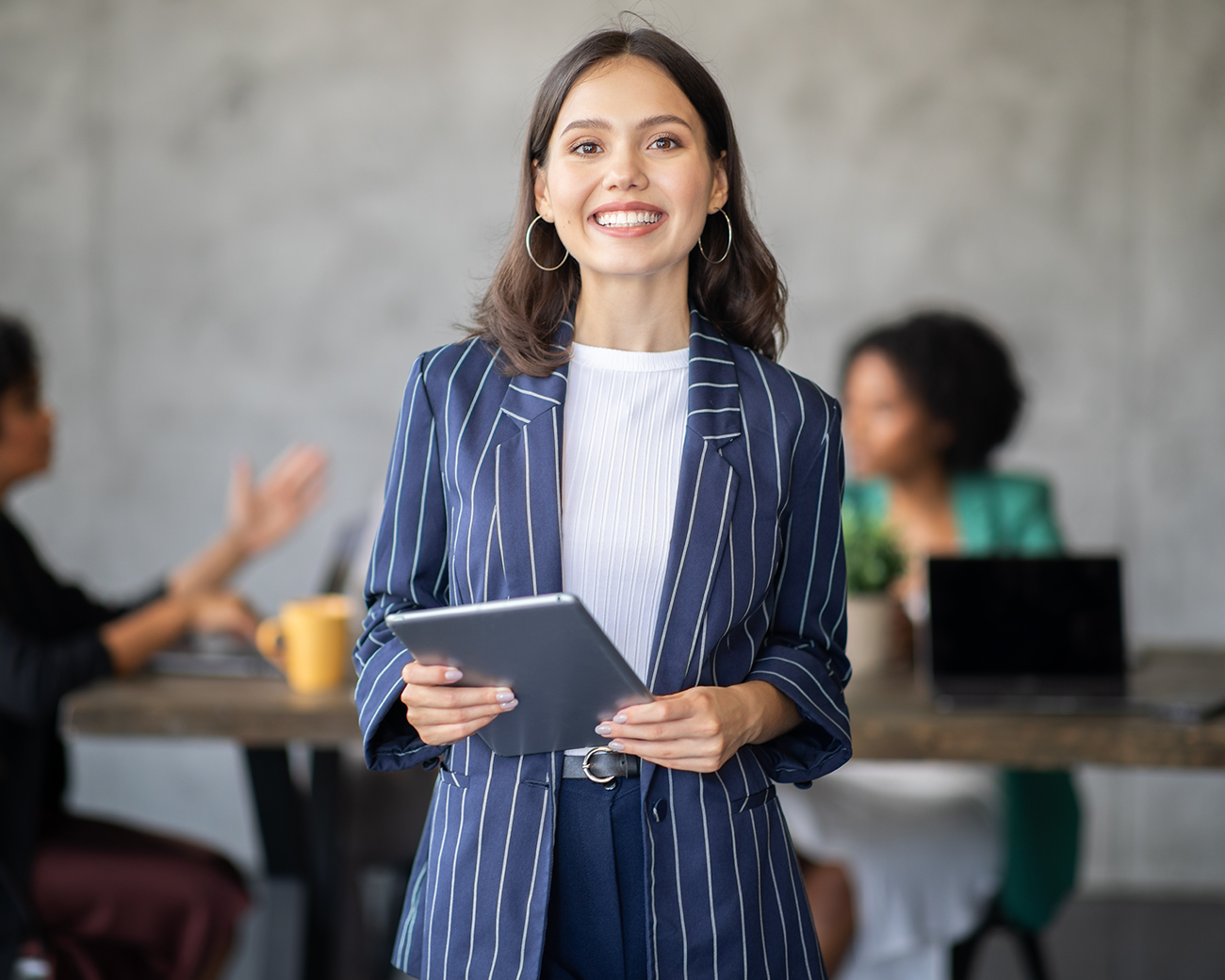 Glimlachende vrouw met tablet
