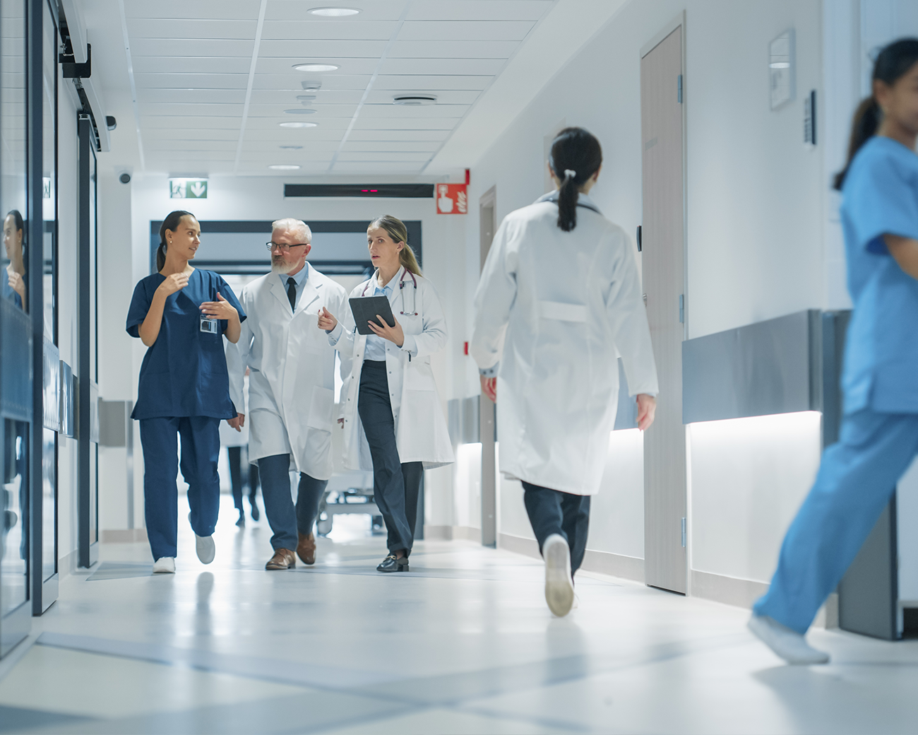 Verpleegkundige en dokters in ziekenhuis