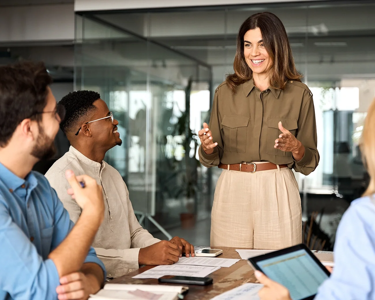 Vrouw houdt presentatie voor groep collega's