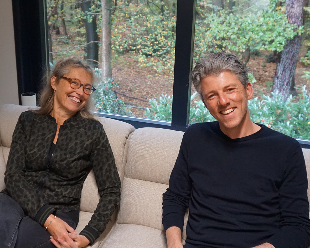 Remco van den Berg op de bank bij de podcast