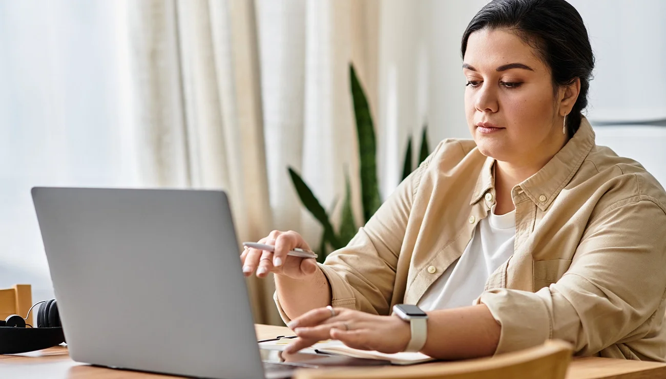 Vrouw met vest achter laptop