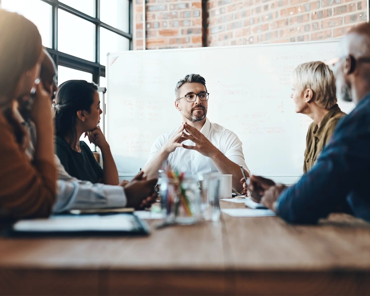 Manager bespreekt strategie met teamleden