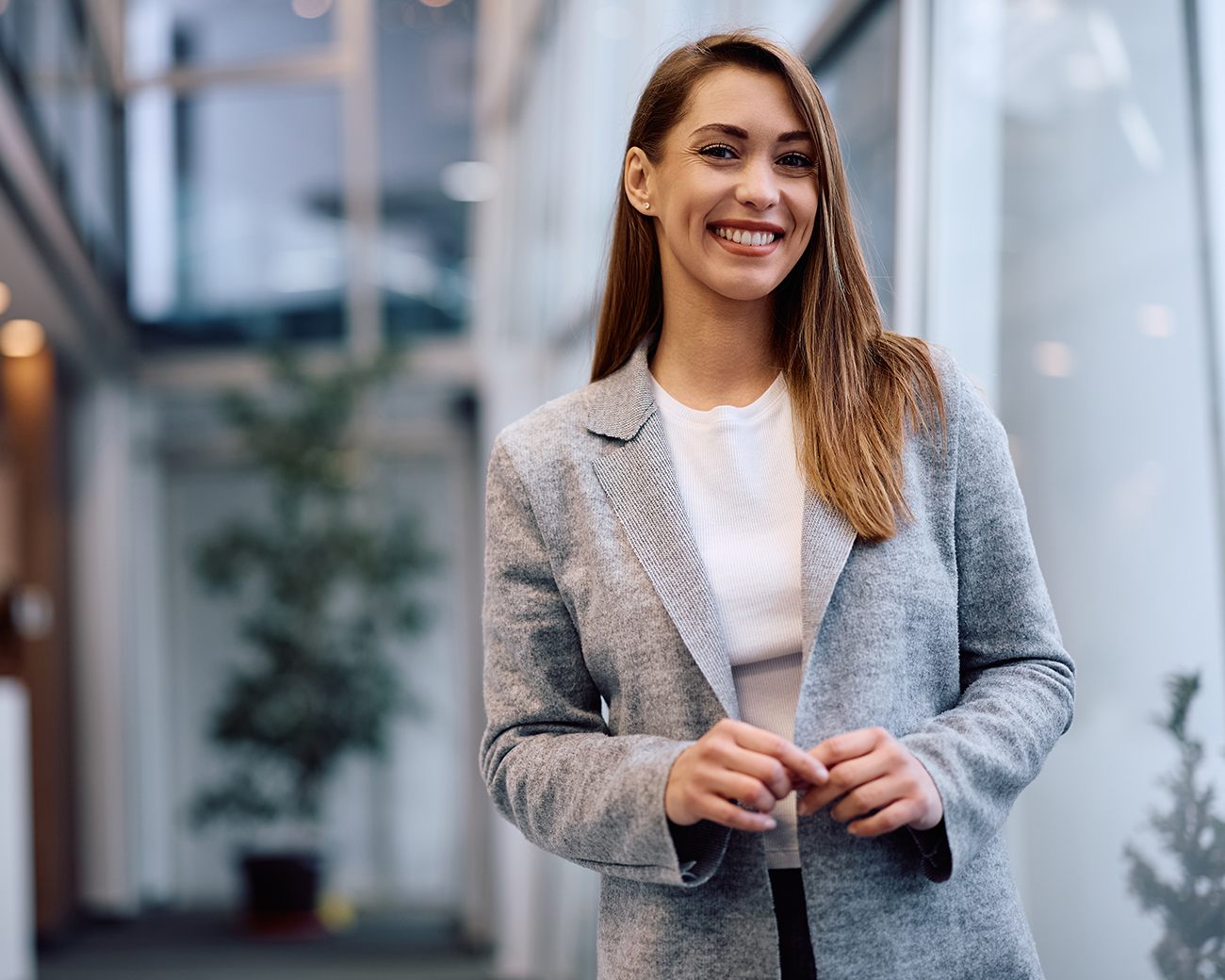Zakenvrouw lacht naar camera