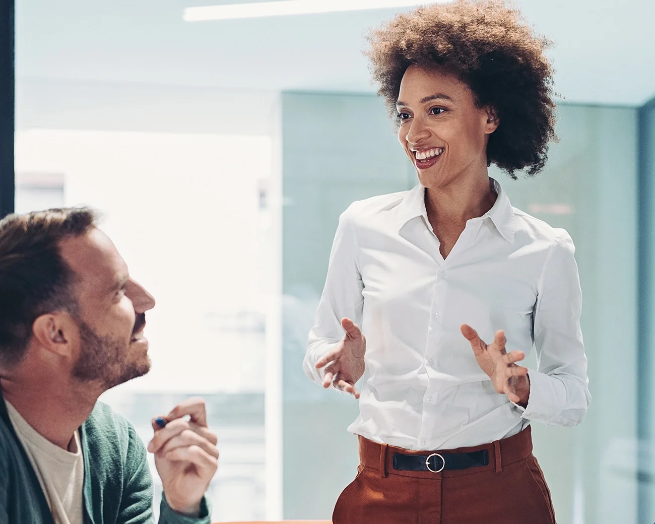 Zakenvrouw legt iets uit aan collega