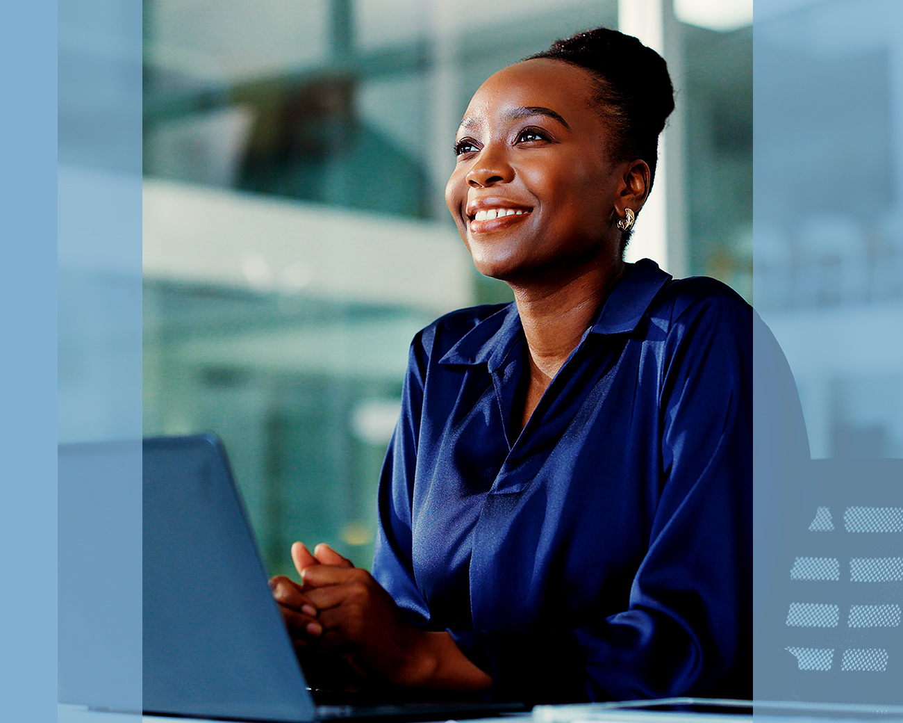 Supportprofessional achter laptop in kantooromgeving