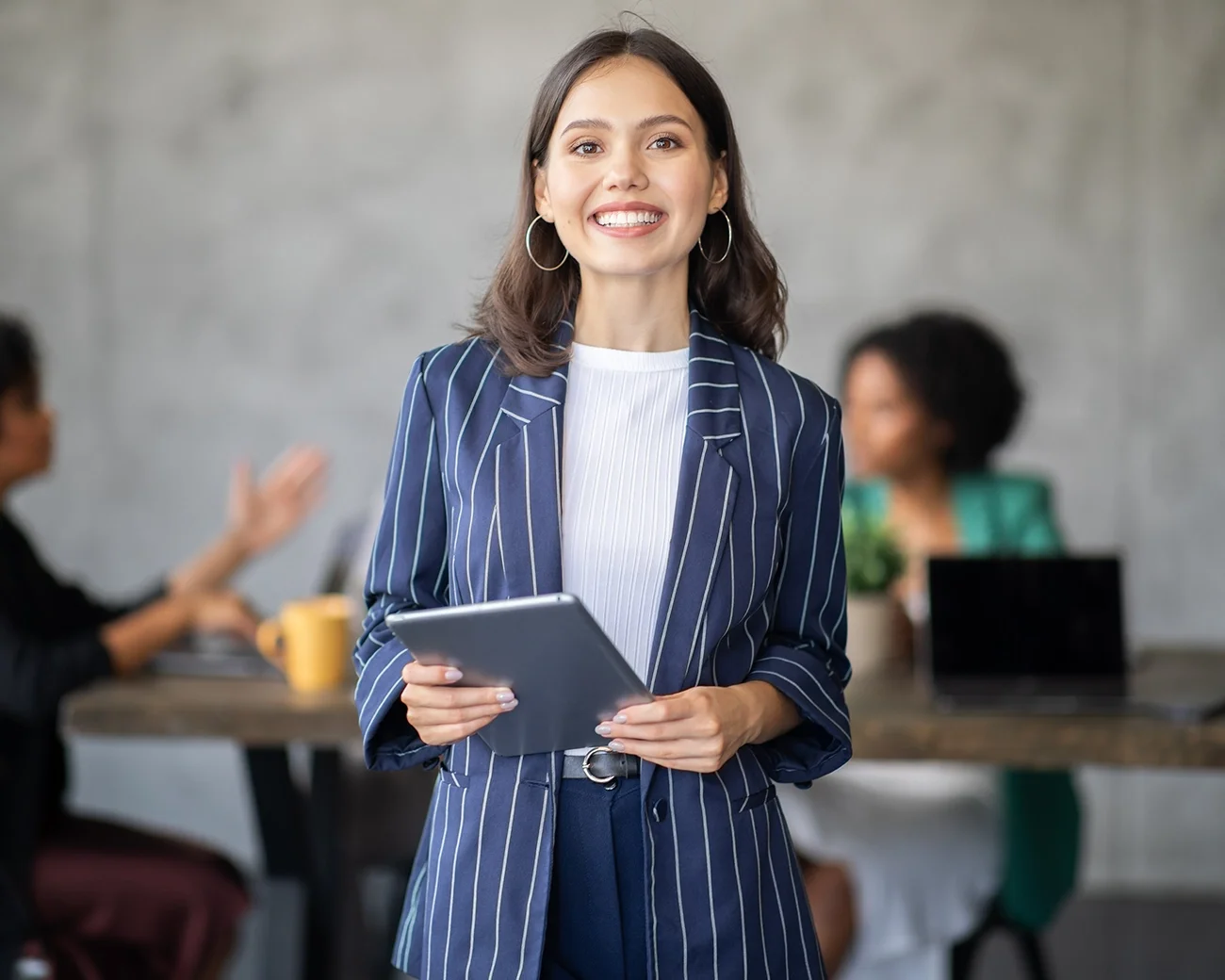 Jonge vrouw in kantoorsetting